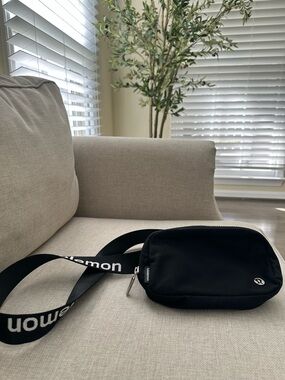 Lululemon Everywhere Belt Bag 1L Black Crossbody Waist Bag Adjustable Strap